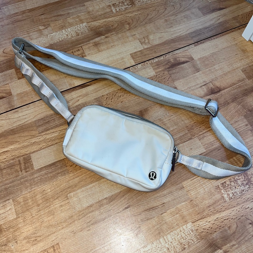 White Opal/Raw Linen lululemon Everywhere Belt Bag